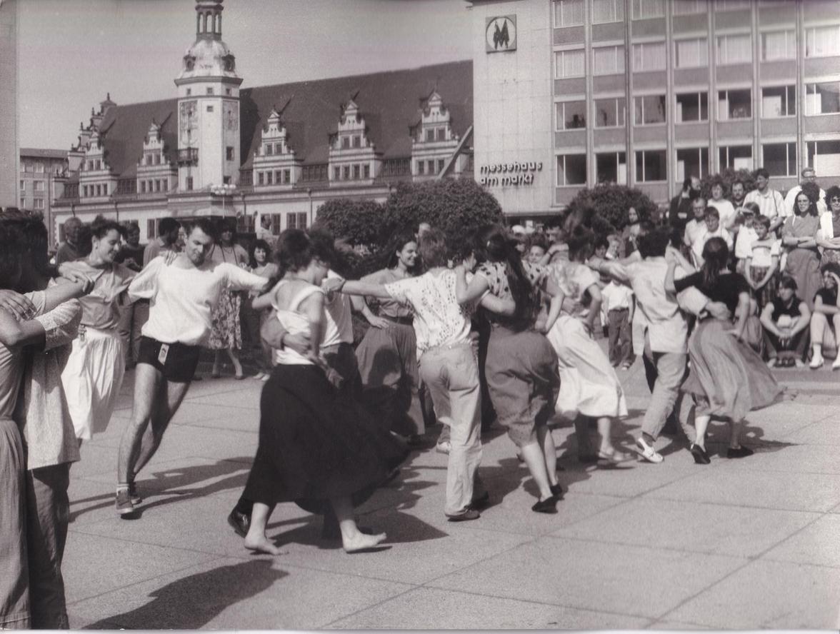 Straßentanz beim internationalen Tanzhausfest 1988 in Leipzig (Foto: Archiv Folkklub Leipzig)