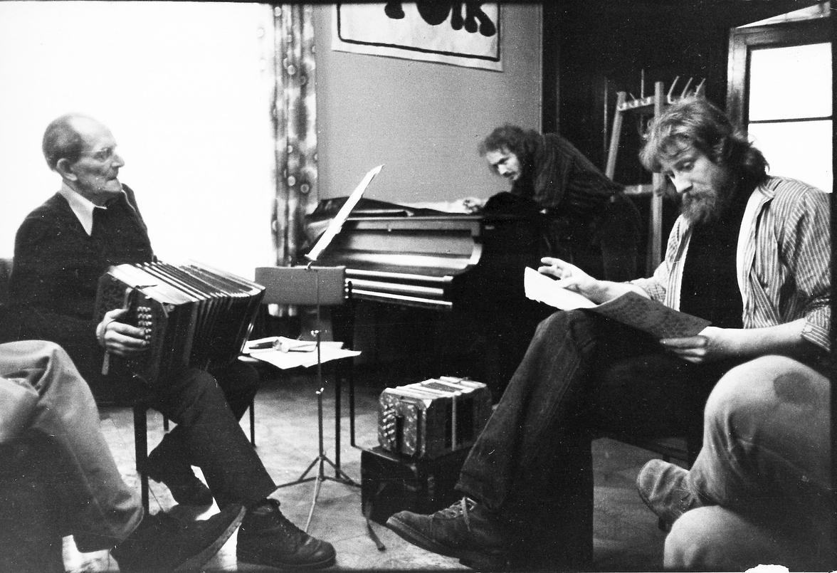Konzertina-Workshop mit Walter Gläsel während der 2. zentralen DDR-Folkwerkstatt 1981 in Leipzig, rechts Jürgen Wolff, in der Mitte Matthias Uhlmann (Foto: Peter Uhlmann)