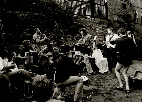 Musiker von Notentritt, Folkländer, Wacholder und Münzenberger Gevattern Kombo nehmen im August 1982 Abschied vom Club Malzhaus (Bild: Gerald Schumann)